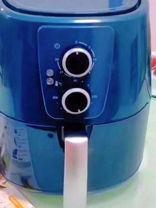创作灵感#先养多功能空气炸锅,操作简单,双旋钮操控,老人小孩都能轻松上手。大容量设计,可放整只鸡,而且还是底盘加热,受热更均匀,烤出的鸡翅鲜嫩多汁,自己在家就能做出美味佳肴#空气炸锅美食#自己做美食#烤红薯好吃又香甜
