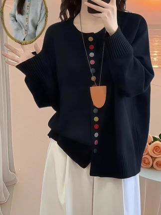大码本命开衫!彩虹扣把秋冬穿成童话 2025秋冬的治愈系外套被我挖到了!专为胖MM设计的针织开衫,简直是藏肉天花板! 拿到手就被面料惊艳到,软fufu像裹着云朵,贴身穿完全不扎,秋冬裹着巨有安全感。最戳我的是彩虹扣设计,像把细碎阳光别在身上,沉闷秋冬瞬间亮起来,小众又吸睛。 宽松版型太懂微胖身材了!落肩设计藏住拜拜肉,腰腹赘肉也能轻松遮住,穿上整个人松弛又自在。圆领还能修饰颈部线条,弱化上半身厚重感,显瘦效果肉眼可见。 搭配性也超强!单穿配牛仔裤是随性韩系风,叠穿在大衣里露个彩虹扣边,温柔又有层次。从深秋穿到寒冬都没问题,大码姐妹闭眼入不踩雷~ #大码女装 #秋冬穿搭 #慵懒风开衫 #微胖穿搭#不挑身材不挑年龄@抖加🔥上热门🔥dou+🔥热点宝 @抖加上热门