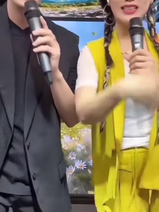 艾希兰桃花膏二瓶#搭档组合 #唱出自己的风格才会如此与众不同 #关注优秀帅气歌手 #实力派歌手 #情歌王子 @DOU+好生意 @@@抖音小助手