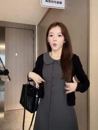这套背心裙套装太有设计感了!收腰剪裁优化比例,翻领元素精致时髦,单穿清爽叠穿时尚。早秋搭配开衫穿,轻松打造温柔又高级的出行look~ #早秋秀场抄作业告别路人感 #气质女装高级感 #通勤穿搭如何摆脱土气感 #女装店铺推荐 #简单耐看穿搭攻略