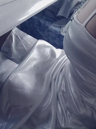 一定要找一个可以让我穿上,婚纱的男人。找不到就不嫁了