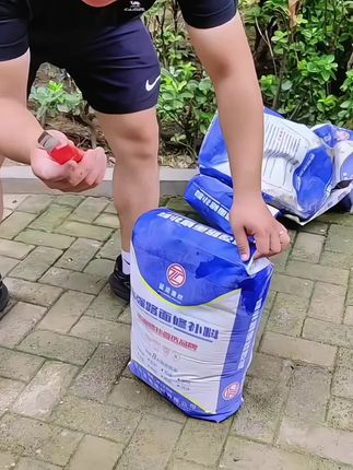 高强度水泥修补料,快速修复地面起沙,填坑道路水泥地高强度地面道路#混凝土路面薄层修复 #新型防水材料 #裂缝修补 #道路修补 #防水补漏 @D+小助手
