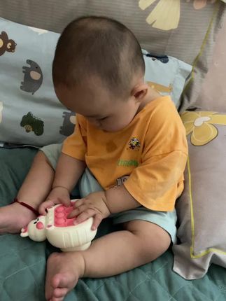 孩子在家经常喜欢看电视玩手机的,咱们可以给他安排一个这样子的小玩具记忆是又好玩孩子呀,还可以锻炼孩子的专注力,动手能力,手眼协调能力,锻炼孩子的记忆力,逻辑思维能力#按按乐解压玩具 #按按乐 #益智玩具 #儿童玩具
