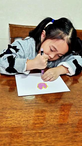 妈妈爆改女儿色块画!粉色爱心秒变萌虎🐯
女儿随手画的粉色爱心,被我脑洞大开改成小老虎啦~#上热门 #创意美术 #少儿美术 #画画 #绘画