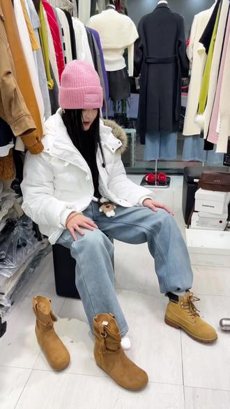 阔腿牛仔裤,弯刀裤,拖地裤搭配马丁靴,雪地靴实用技巧,牛仔裤这样穿也很好看,简单方便又实用#穿搭日记 #牛仔裤搭配 #牛仔裤