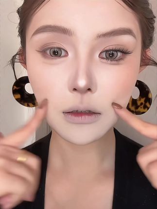 徒手捏嘴巴的一支唇线笔! 这还打什么嘟嘟唇呀!闭眼冲!#唇线笔 #puco唇线笔 #美妆 #平价彩妆