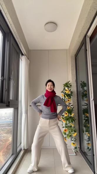 U型胯怎么做才好看 动作要点:保持上半身稳定,脚掌踩实地板,用胯画“U”,动作要多练习才熟练,记得收藏跟练哦#U型胯 #慢速跟练 #一学就会 #创作者扶持计划