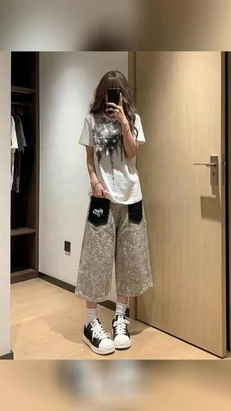 夏天穿这条豹纹牛仔七分裤也太绝了吧! 美式复古风的豹纹牛仔七分裤,宽松阔腿版型,2026夏季新款,穿上超有街头感!#ootd穿搭 #穿搭 #短裤 #短裤穿搭 #五一穿搭不重样挑战