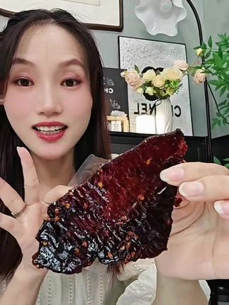 一盒相当于一只,整切而且份量很足,肉质紧实口感也特别好#追剧小零食 真的必备#酱板鸭#好吃#香香辣辣 #肉质紧实