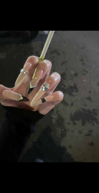 生活把我打个半死 我说哈哈你他妈力气还挺大#美甲点烟