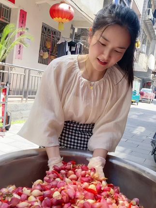 泡大蒜,都是用新鲜的优质红蒜,自然发酵90天左右,脆嫩爽口,不辛不辣,只有满满的坛香味!#非遗传承#农村美食#真材实料才能做出好味道 #泡大蒜