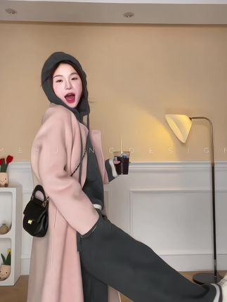 姐妹们,这套孕妇装真的是越看越好看,穿着懒庸又高级,孕期和孕后都能穿#孕妇装 #秋冬穿搭 #穿搭