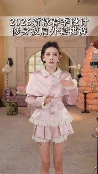 早春穿搭来喽~今年杜屁屁桃真的太卷了!超好看的美乐蒂三件套,穿上秒变甜心少女!不规则金属纽扣、立体钢戳、小捏褶设计,一整个爱住了!双C双翘的版型,超级修饰身材,高级又精致,过年去旅游的姐妹可以出片喽,喜欢这种甜美风格的姐妹们赶紧冲呀!#早春出游穿搭图鉴上线 #早春穿搭 #过年旅游计划 #春季新品 #春季新品必买清单