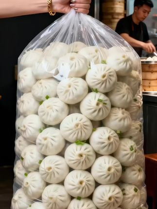 #创作灵感 这个猪肉大葱小笼包真的把我香迷糊了!轻轻一咬就爆汁!里面的肉馅特实在,而且肉香和葱香混合在一起,简直绝了!不用解冻,上锅蒸几分钟就好,早上来不及做饭的时候,或者晚上饿了,都能马上吃上热乎的一餐,太满足了!#强烈推荐 #小笼包 #猪肉小笼包 #超便宜超划算