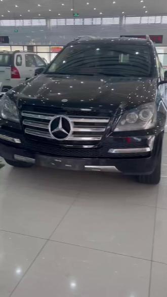 最新到店12年奔驰GL45011款 (进口)尊贵型Grang Edition新车价格1598000,
表显16万多公里,
车况美丽,保险到明年,配置拉满,主要配置有:自动驻车,上坡辅助,陡坡缓降,可变悬架,空气悬架,中央差速器锁止,定速巡航,无钥匙进入/启动,氙气大灯,后排侧隐私玻璃,感应雨刷,后排液晶屏幕,车载电视,真皮座椅,前排座椅加热/通风,12喇叭,车内氛围灯,自动恒温空调,后排独立空调等,
本周促销特价全款只要12万X全部上路,