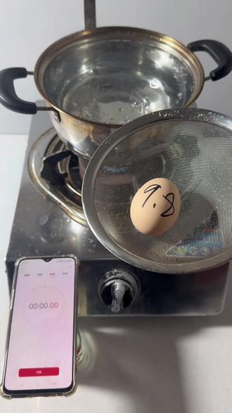 开水煮蛋,9分8秒,全金沙#真实生活分享计划 #原创视频 #溏心蛋 #煮鸡蛋 #吃鸡蛋