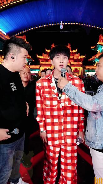 小伙参加大舞台 戏曲与流行的视听盛宴高音飙上天#木森大舞台#人气爆棚#户外直播现场#唱歌#真人真唱