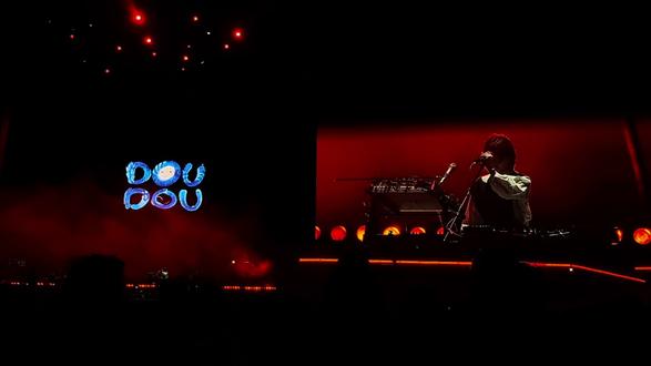 “她们在低声歌唱 她们不祈祷原谅”
#DOUDOU乐队 #匿杀#感受一下音乐现场感染力