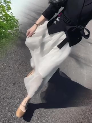 经济到位了,安全感就有了,情绪价值到位了,感情就有了,陪伴和生理价值到位了,爱就难舍 难分了,劳动价值到位了,依赖就产生了,虽然 很讽刺,但这就是现实#穿搭 #高级感穿搭 #洋气减龄 #气质穿搭 #谁穿谁好看
