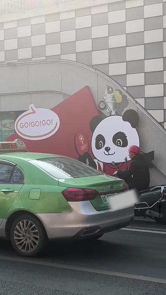 什么!混团开始了还不知道怎么薅羊毛? 什么!混团开始了还不知道怎么薅羊毛?
成都混团世界杯黄金周已经开始啦!
想薅羊毛最全攻略在这里!
免费吃美食,还有惊喜周边哦~
⏰活动时间: 11.29—12.7(8:30—18:00)
📍活动地点:
成都市武侯区玉林三巷·民谣里
📒活动攻略:
①:关注送好礼
②:打卡送好礼
③:购物得好礼
④:集贴纸赢好礼
⑤:抽奖送好礼
【成都混团世界杯观赛礼包】品牌指路:@臻鲜调味品旗舰店 @张飞牛肉官方旗舰店 @峨眉雪饮品 @饭扫光官方旗舰店 @好巴食官方旗舰店
交通指南:
省体育馆:
🚇:1/3号线省体育馆站B出口,直走200米右转
🚌:乘坐16路、99路、45路、双流机场—春熙路夜间专线到地铁省体育馆站
🅿️:华宇·荣国府停车场、成都中心逸扉酒店地下停车点(不建议开车,避免高峰期拥堵)
展位:
省体育馆南门出口右转直走400米后,左转至玉林三巷·民谣里 臻鲜12号展位
#成都混团 #臻鲜混团故事 #臻鲜火锅底料 #臻鲜钵钵鸡调料 #成都国际乒联混团