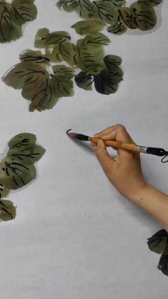 画葡萄,果实和叶子都不难,难的是枝干和藤蔓,你们和我想的一样吗?#写意国画 #国画 #写意葡萄 #葡萄画法 #国画教学