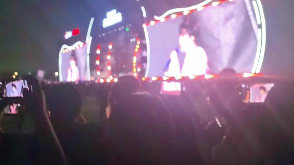2026年5月23日北京微博大眼音乐节周深演唱的小美满简直特别好听,非常的有感觉,她的声线非常的空灵又动听,简直超神了,非常的绝绝子,简直深陷到旋律里面去了,简直回味无穷,然后他跟观众之间的合唱,非常的美妙,动听,非常的nice!!!非常的不错,感觉观众和他的合唱声简直无敌了,太棒了,牛到天花板上的级别了,简直太牛逼了啦!!!