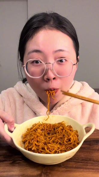 今麦郎芝士火鸡面是夯还是?!
喜欢吃辣的姐妹可以来挑战一下
#芝士火鸡面 #火鸡面的神仙吃法 #速食美食 #速食测评#速食面