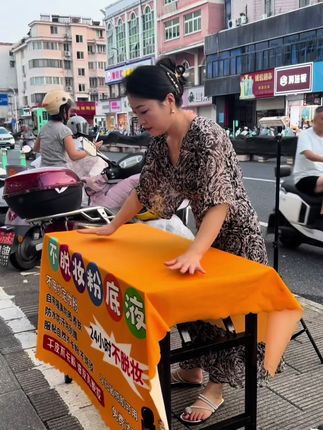 世界上没有一份工作不辛苦 面子是最不值得一提的事情 放下面子努力赚钱 就是成年人最大的体面#摆摊 #日常vlog #不脱妆粉底液 #抖音小助手dou上热门