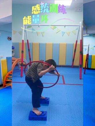 超实用感统训练✨旋转套圈 🌈 游戏玩法三步走
1️⃣ 万象砖作起点(可用硬皮书/地垫替代)
2️⃣ 蹲起取圈→双脚跳入圈中→旋转身体
3️⃣ 将圈套入身后独角凳(可用椅子+抱枕固定替代)
🌟 四大黄金训练效果
⚖️ 【前庭平衡大师】
✔️ 旋转中蹲起→晕车娃敢坐旋转木马
✔️ 单砖站立→走马路牙子稳如泰山
🤹 【双侧协调专家】
✔️ 手脚同步操作→跳绳不再绊脚
✔️ 左右脑协同→钢琴双手合奏更流畅
🧠 【大脑觉醒激活】
✔️ 旋转+计数双任务→上课瞌睡虫变专注王
✔️ 时间压力挑战→考试答题速度提升
👀 【手眼协调优化】
✔️ 精准套圈→投篮命中率飙升
✔️ 空间判断→写字不再出格
#儿童体育锻炼 #上肢力量 #感统训练 #专注力训练