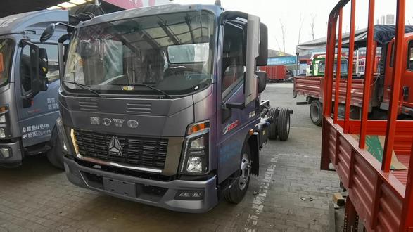 电动后视镜不会调节?我来教你。还有什么功能不会用的,评论区留言,我来告诉你。#卡车#重汽豪沃#用车