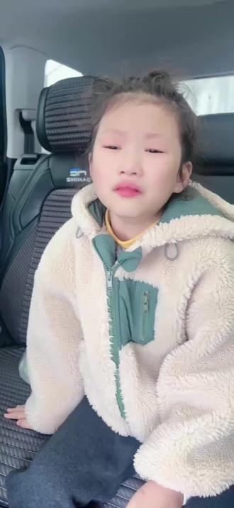 #表情到位不到位 #记录自己的点点滴滴
在家就舍不得他哥回学校
一到车站她哥下车以后
二宝瞬间破防了哇哇哭
#大学生返校