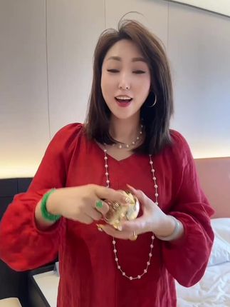 金价暴跌背后的真相 在四次重大打击下,黄金价格瞬间狂跌200美元。#掘金计划2025 #金融 #思维 #理财 #赚钱
