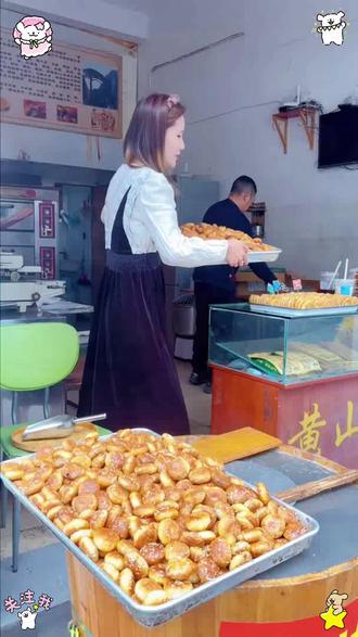 贞之味黄山烧饼 手工梅干菜扣肉酥饼 150g 装 地道黄山风味,手工制作,外皮层层酥脆。内馅是鲜香梅干菜搭配扣肉,咸香入味,独立包装,追剧解馋超合适。#黄山烧饼 #梅干菜酥饼 #地方特色零食 #手工酥饼 #梅干菜饼 #解馋小零食