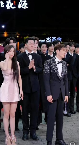 @A-凡凡💜 @龙浩天妹妹🐰 #危险派对 #危险派对双人舞 #龙浩天 #救场 两遍舞音乐不对又怎样?!临场发挥名场面。为凡凡和龙浩天妹妹点赞!危险派对后半截舞蹈不就来了吗?