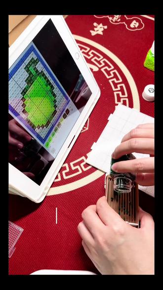 新手第一拼:只拼不烫系列之娃点名要看植物大战僵尸,先安排他最爱的能量豆~结尾附图纸。(抱拳) #晒出我的拼豆作品 #我在抖音玩拼豆 #拼豆只拼不烫系列 #植物大战僵尸拼豆 #拼豆图纸