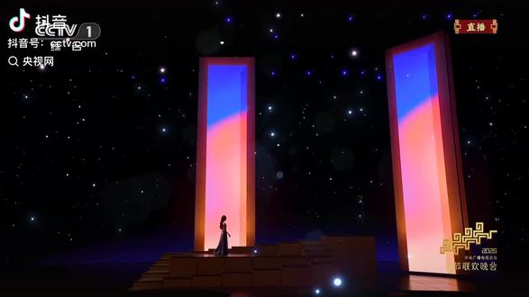 2026的春晚有XR超高清虚拟摄制,有AR实时渲染联动,还有超写实数字人互动,可最打动我的,还是海来阿木的《梦底》。说不清是旋律温柔绵长、曲调低回婉转,还是他的嗓音厚重克制,没有嘶吼,却藏着说不尽的情绪。入耳那一刻,人会不自觉放慢呼吸,慢慢沉进去。
当刘浩存的舞蹈遇上这段旋律,把这份安静的情绪推到了心底最软的地方。她身姿轻盈,每一次舒展、每一次回眸,都柔而不弱、哀而不伤,像是在和心里最牵挂的人静静对话,用最干净的肢体,诉说着说不出口的心事。
再听时才慢慢明白,歌里藏的全是牵挂。是生活里悄悄空出来的位置,是再也没人回应的叮嘱,是回不去的旧时光。不是轰轰烈烈的痛,而是某个夜深人静的瞬间,突然想起一个人,鼻尖一酸的温柔。
反复循环才懂得,这是一场无声的思念。有些人从未真正走远,只是换了一种方式,藏在风里、光里、梦里,藏在每一次听到这首歌、看到这支舞时,心底轻轻一颤的瞬间。不说想念,却句句都是想念;不提离别,却处处都是牵挂。
原来最深的怀念,从来都安静无声,却陪着我们,一年又一年。