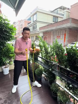 院子好物 接水龙头就可以使用,轻松在家洗车浇花浇菜冲洗地板搞卫生都可以#关注我每天分享不一样的生活小常识 #希࿆望࿆能࿆火࿆ #浇花神器 #花园生活 #花友 y
