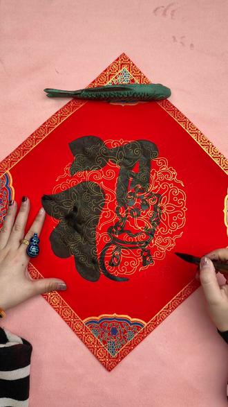 🐴马年福字|大吉大利,袋袋(代代)相传 👇 准备工具:红色斗方纸、一支大毛笔、一支小笔(或勾线笔)、金色或黑色墨汁。
📝 手绘流程图(超简单4步法):
第一步:起笔“转”好运 🔴
用大笔饱蘸墨汁,在斗方的左上方(偏上一点)画一个大圆转。
👉寓意:这叫“福气转进来”,把一年的好运都转到你家!
第二步:写个“七”顺顺利 🔢
在大圆转的右下方,顺势潇洒地写一个大大的数字“7”,笔画要舒展。
👉寓意:七(起)步生财,做什么都顺顺利利。
第三步:一横定乾坤 ➖
在“7”字的腰部位置,横着拉过去一笔,
👉寓意:这一横是“横财就手”,把所有的福气都串联起来,跑不掉!
第四步:画个小马“袋袋”福 🐴
这是最出彩的一步!
第五步:背景点缀 ✨
最后,用小笔蘸墨汁或金墨,在空白处点一些小点点(寓意满天星)或者画几笔小云纹,丰富一下画面,让整个福字看起来更热闹、更高级!
---
🌟 创意大解析(新年寓意):
· 整体是一个“福”:看着复杂,其实每一笔都在结构里,耐看!
· 马上有福:小马站在福袋里,寓意 “马到成功”,不管是工作还是学业,都能一举成功!
· 袋中有吉:福袋中间写“吉”,这叫 “大吉(吉)大利,袋袋(代代)相传” ,不仅自己吉祥,还能把福气传给子孙。
#福字 #传统文化 #过年氛围提前搞起来了 #毛笔字 #国画入门