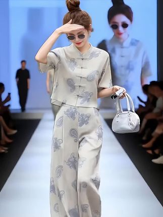 一眼就爱上这款三件套 家人们!一眼就爱上这款国风三件套啦~ 中式盘扣上衣,复古又别致,宽松阔腿裤走路带风,整套印花雅致高级 。面料轻盈透气,日常出街、旅行穿都超绝,轻松拿捏松弛感与东方韵味✨ 搭配同色系包包和小白鞋,简约又时尚,谁穿谁是氛围感美女~ 喜欢新中式的宝子别错过,戳链接带走,让你走路都自带高光! #新中式穿搭 #国风三件套 #时尚套装 #复古时尚风 #穿搭种草@DOU+小助手