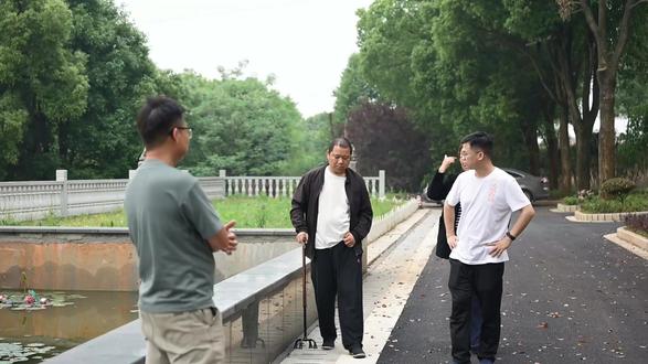 高分中专少年遭遇中年偏瘫 一直都非常喜欢这首歌,也一直都不敢相信,同级的校友吴伟居然中风偏瘫回了益阳老家,还有癫痫后遗症,这次校友群捐款凑钱去做癫痫手术,我联系上他。我去看了他,也看了一次曾经的自己。 “这一世人啊,走的路处处是坎...”,这扎心的歌词,句句唱他,也句句唱我~#中专生 #九十年代中专生 #湖南机电职业技术学院