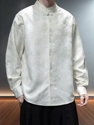 男生穿新中式也太绝了!这件盘扣衬衫直接封神 谁懂啊!男生穿对新中式真的自带儒雅贵气感,这件盘扣立领衬衫我直接锁死! 一眼心动的中式细节 •立领+盘扣:经典唐装元素太戳人,没有多余装饰,利落又显精神,比普通衬衫更有辨识度 •提花面料:暗纹设计超有质感,远看低调近看有细节,不会显得浮夸 •长袖外套版型:春秋单穿、冬天内搭都合适,休闲又不随意,日常通勤或出游都能搭 #高级感穿搭 #国风古韵 #穿搭搭配 #国风服饰 #每日穿搭