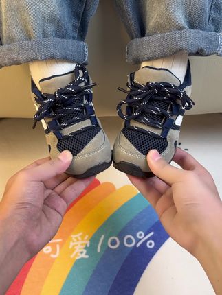 孩子秋天上学穿的运动鞋,妈妈们,可不要再给孩子选杂牌的啦,跟风给孩子抢了两双今年爆火的潮牌运动休闲鞋,孩子秋天上学穿真的太合适啦,商场里面都要三位数,现在商家换季冲销量,你们看我这里才多少,比买杂牌都划算,上脚轻便舒适,款式洋气百搭,皮网拼接的鞋面透气不闷脚,加厚鞋头防踢防撞,橡胶的鞋底防滑又耐磨,三分之一处可弯曲,后跟做了加固,保持脚踝平衡,内里做工质量都很好,魔术贴设计穿脱方便,趁现在价格合适,刷到的妈妈们,赶紧给娃挑一双吧#运动鞋 #童鞋 #秋季童鞋 #休闲鞋 #儿童鞋