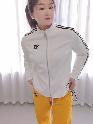 有了孩子才明白,孩子没有困住任何人,唯独困住了妈妈,其余人都是自由身,感同身受这种东西,这世界根本就不存在。我只是得到了孩子,其他都在失去,身体的亏损,情绪的转变……这条路的风很大,吹红了眼眶,吹走了眼里的光,满腹心事,崩溃又自愈就像家常便饭…#休闲减龄穿搭