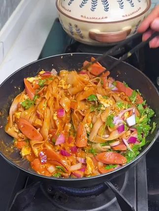 酸酸甜甜的酱料裹满了每个烤冷面,孩子说比买的好吃太多了#烤冷面