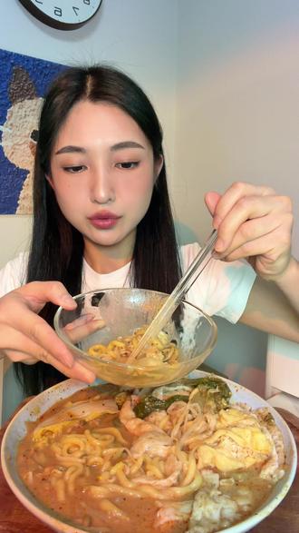 黏糊麻辣烫,酒足饭饱,嗝~
#黏糊麻辣烫 #汾酒 #吃货日常
#爱吃食物的女孩子 #麻辣烫