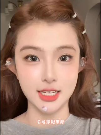 小小发扣真的能很大的提升发型的精致度戴上甜酷辣妹那味儿就有了!#小众设计感 #氛围感 #发 型教程