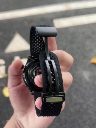 大家都喜欢的洞洞透气表带,磁吸设计,佩戴方便,柔软亲肤硅胶 #gt5 #gt4 #watch4pro #表带 #智能穿戴