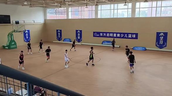 当手球运动员遇上篮球,接球、跳步、突破、上篮😅
#手球 #因为热爱所以坚持 #用篮球表达心情