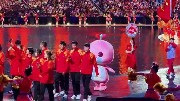 #全运山东赢麻了50金横扫,浙粤追至仅差1金,热血比金牌更上头 全运会赛场彻底燃爆!山东以近乎疯魔的姿态狂揽 50 金,从游泳、摔跤到射箭、小轮车,多点开花横扫各项目,把 “夺金 = 拿编制” 刻进竞技 DNA。张展硕 3 天 3 金破纪录、皮划艇组合默契无缝,简单粗暴的夺冠方式震撼全场。这边山东强势领跑,那边群雄厮杀正酣:浙江单日狂揽四金,与广东仅差 1 金紧追不舍;东道主广东凭施君豪、刘景扬的热血冲刺死守荣誉。从省内城市比拼到跨省硬核对抗,比高考更拼的竞技,既有山东的碾压式荣耀,也有浙粤的不屈追赶,更藏着中国体育永不服输的血性与拼劲。#乒人有自己的BGM #2025全运会