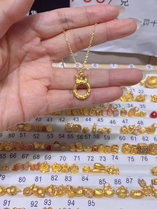 小吊坠大寓意,好事连连好运来! 今天是大喜的日子!寓意美好的小物件别错过啦~#黄金#足金999#黄金首饰#礼物#拿捏七夕仪式感的心动珠宝饰品